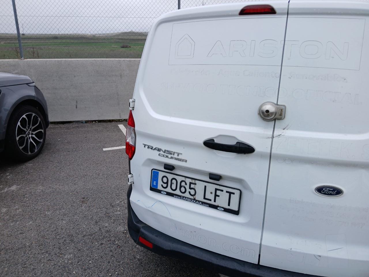 Daño en Puerta trasera izquierda Golpe carrocería Golpe carrocería