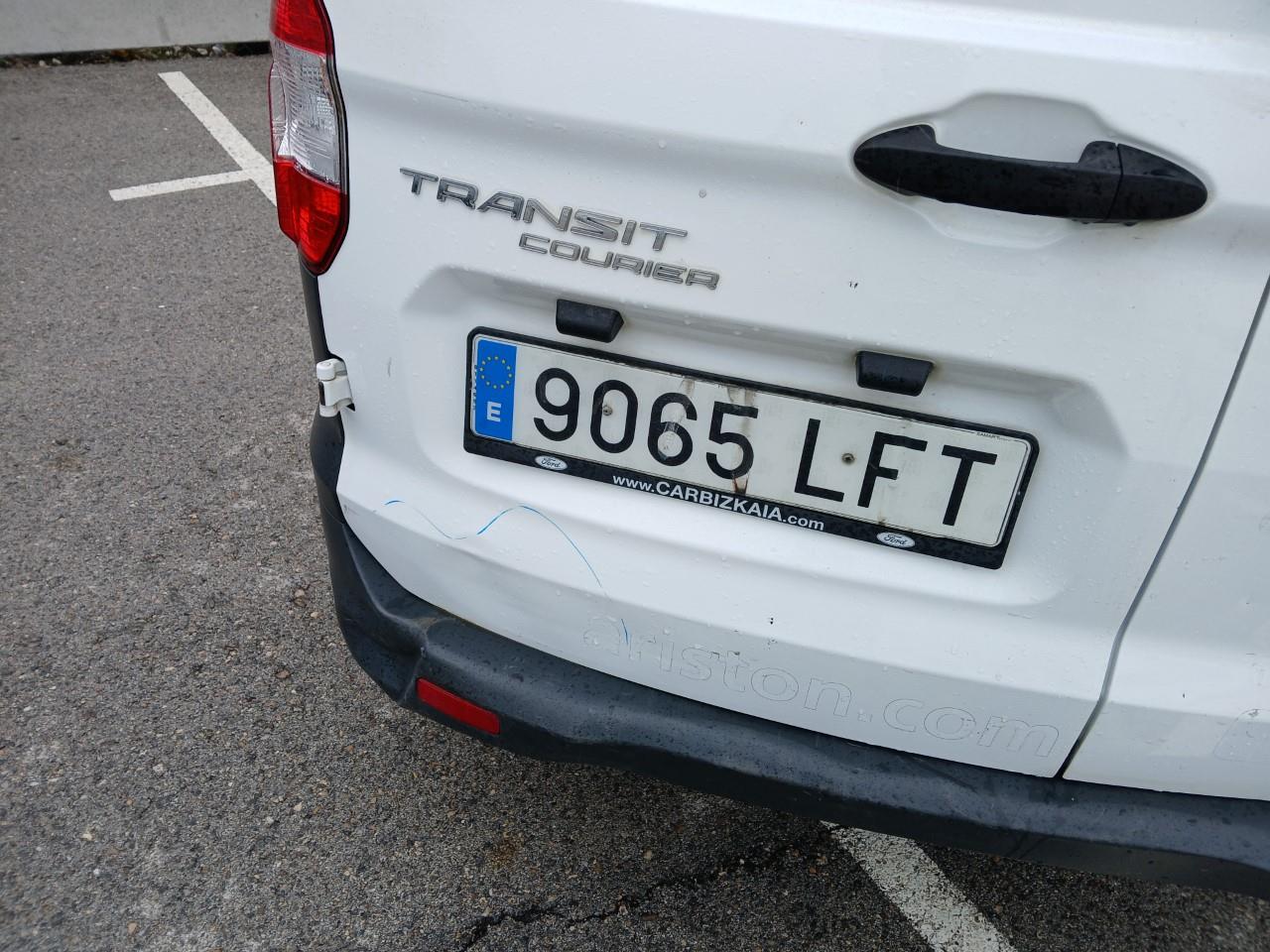 Daño en Puerta trasera izquierda Golpe carrocería Golpe carrocería