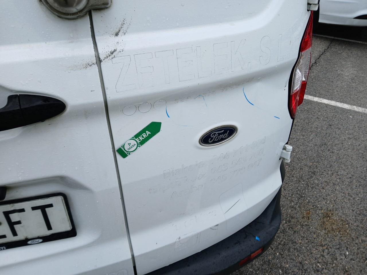 Daño en Puerta trasera derecha Golpe carrocería Golpe carrocería