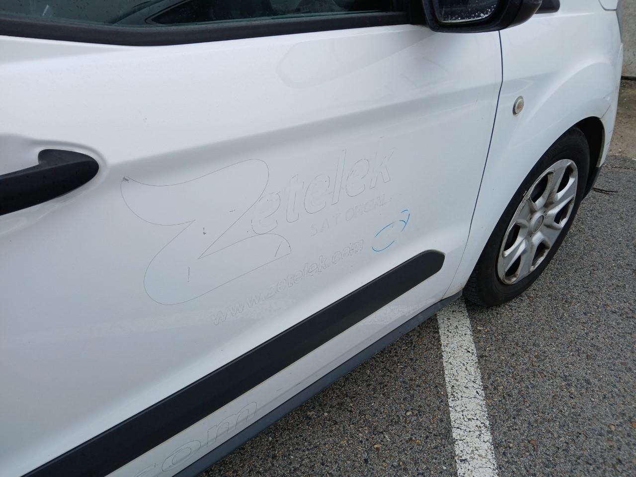 Daño en Puerta delantera derecha Golpe carrocería Golpe carrocería