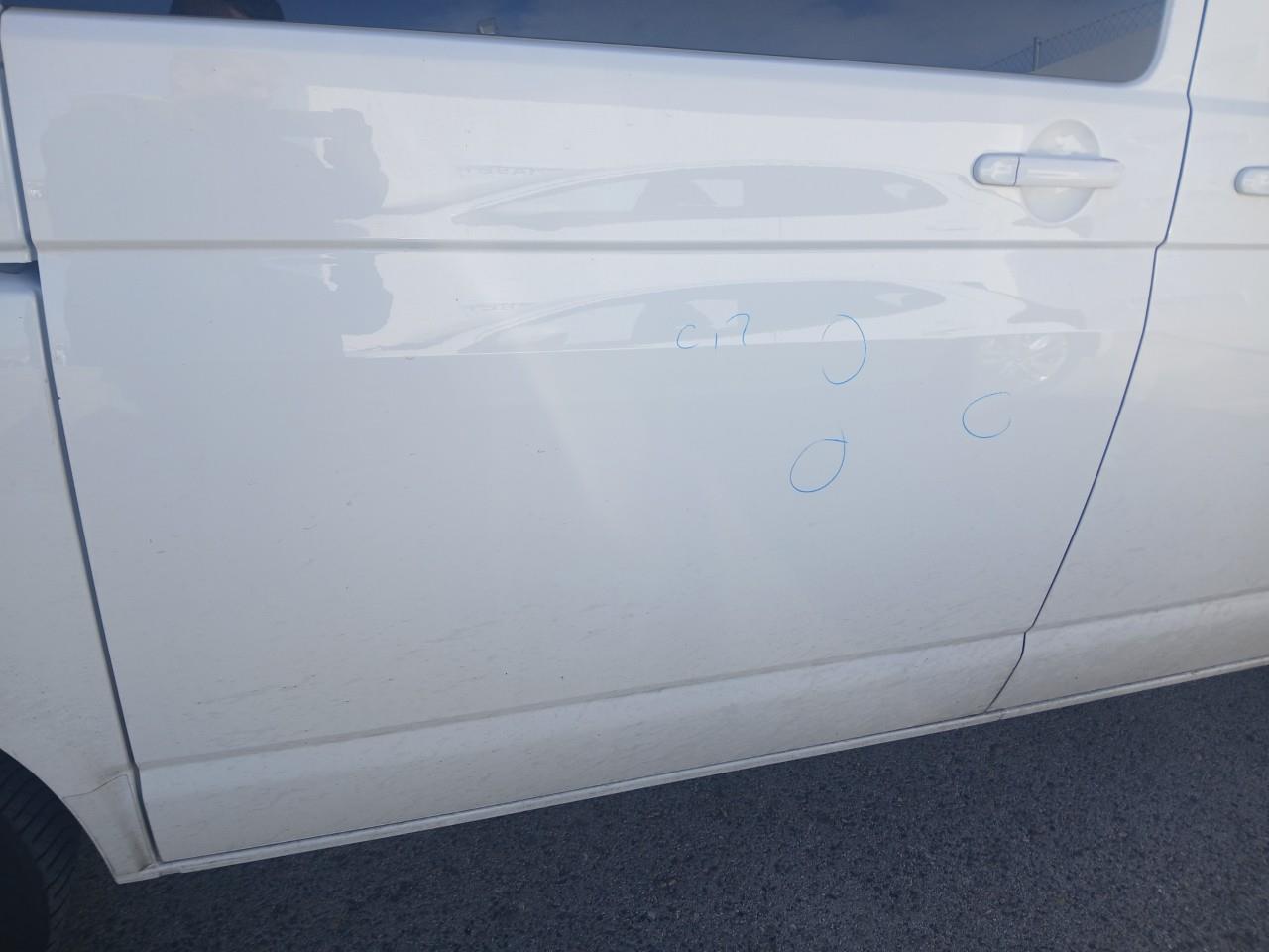 Daño en Puerta trasera derecha Golpe carrocería Golpe carrocería