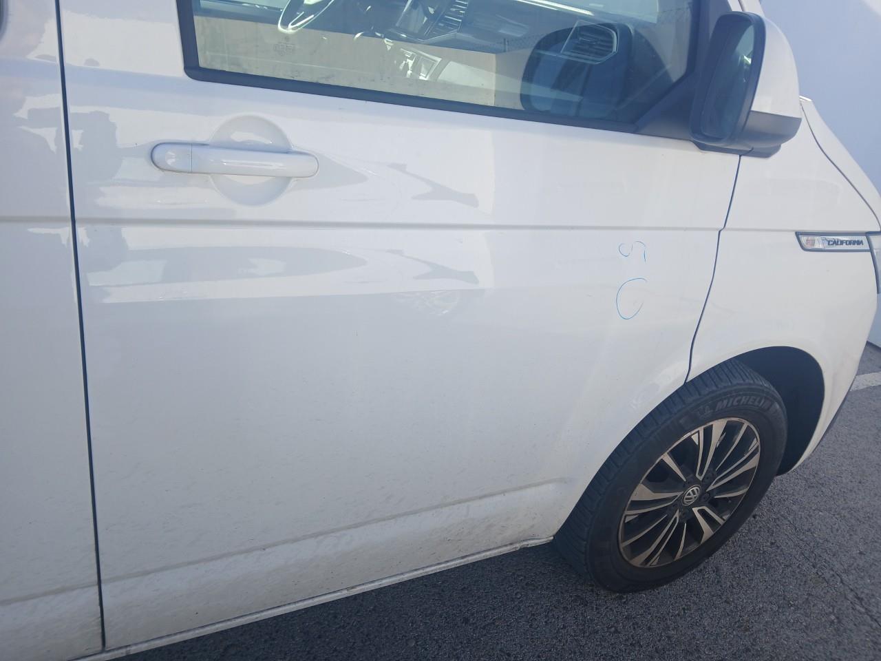 Daño en Puerta delantera derecha Golpe carrocería Golpe carrocería