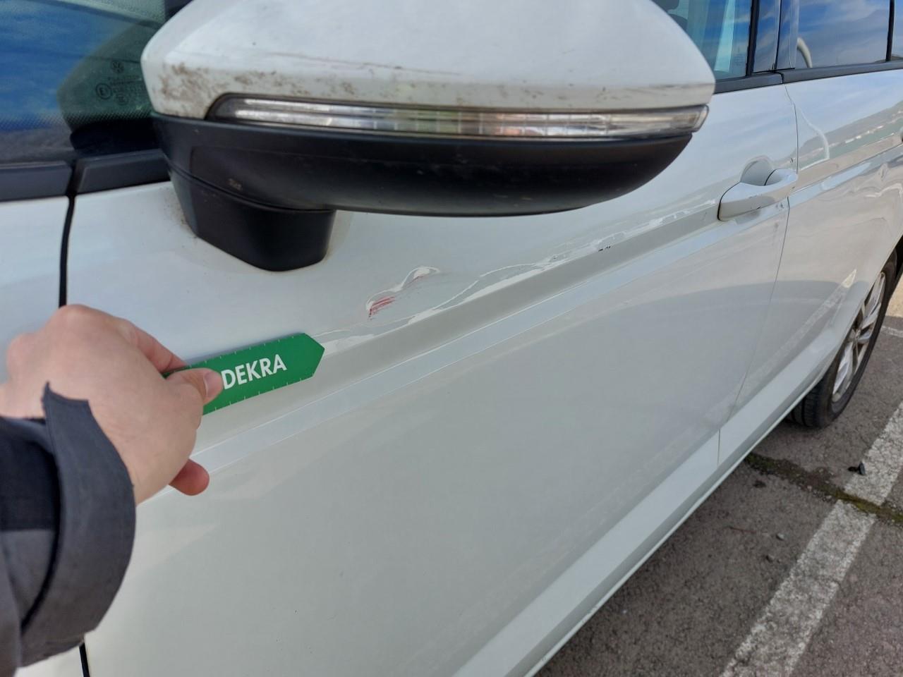 Daño en Puerta delantera izquierda Golpe carrocería y  pintura dañada Golpe carrocería y  pintura dañada