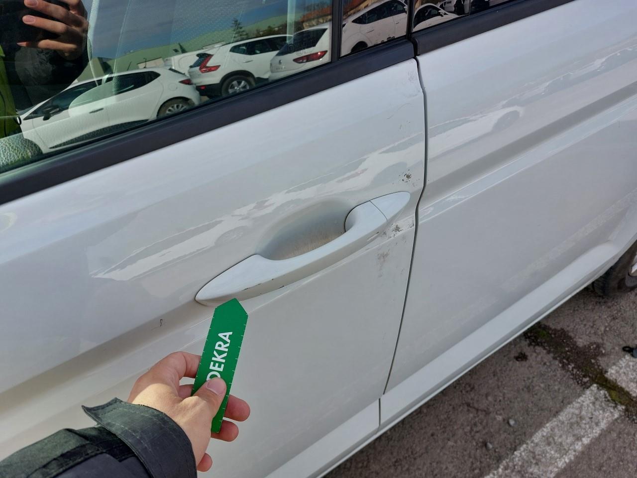 Daño en Manilla puerta exterior delante izquierda Arañazo profundo Arañazo profundo