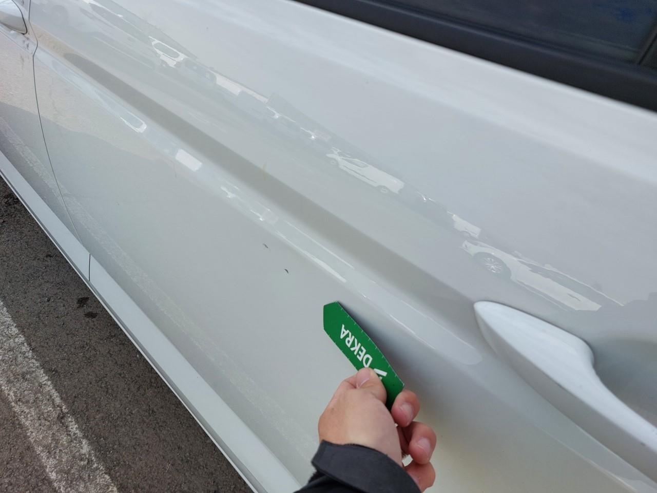 Daño en Puerta trasera izquierda Golpe carrocería y  pintura dañada Golpe carrocería y  pintura dañada