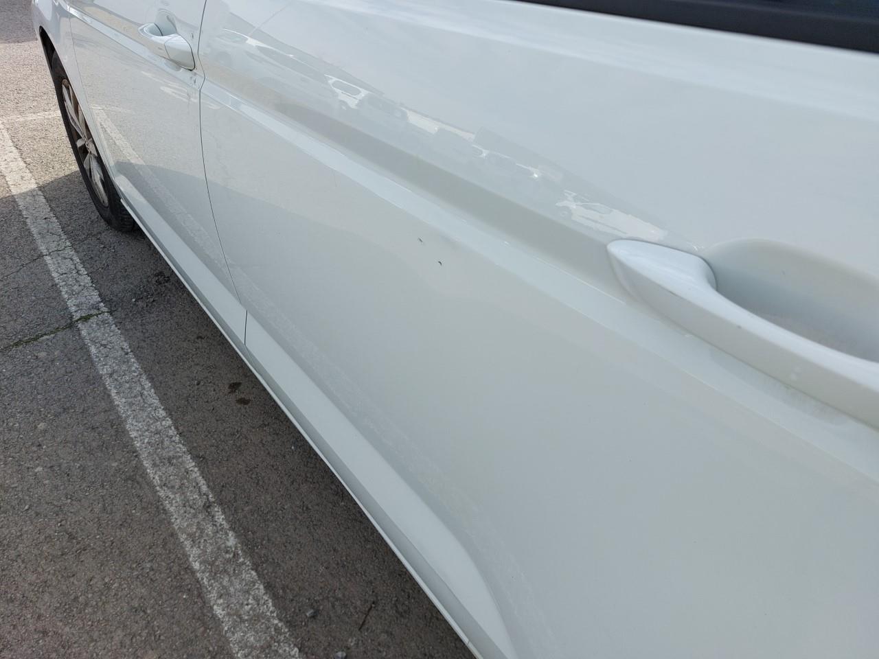 Daño en Puerta trasera izquierda Golpe carrocería y  pintura dañada Golpe carrocería y  pintura dañada