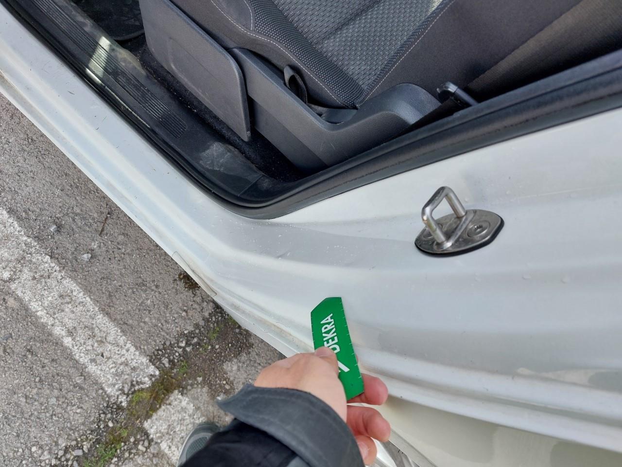 Daño en alto de puerta Golpe carrocería y  pintura dañada Golpe carrocería y  pintura dañada
