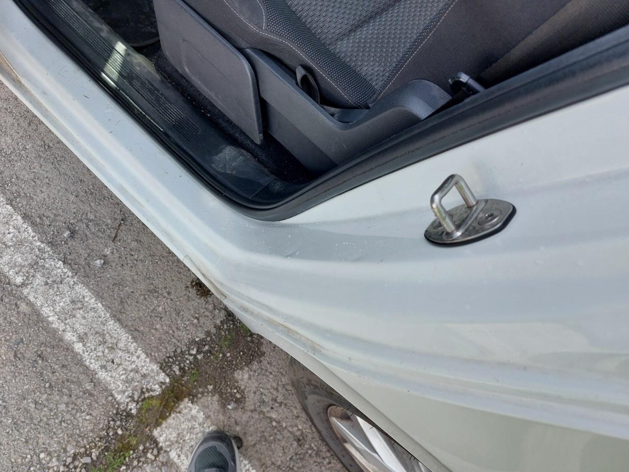 Daño en alto de puerta Golpe carrocería y  pintura dañada Golpe carrocería y  pintura dañada