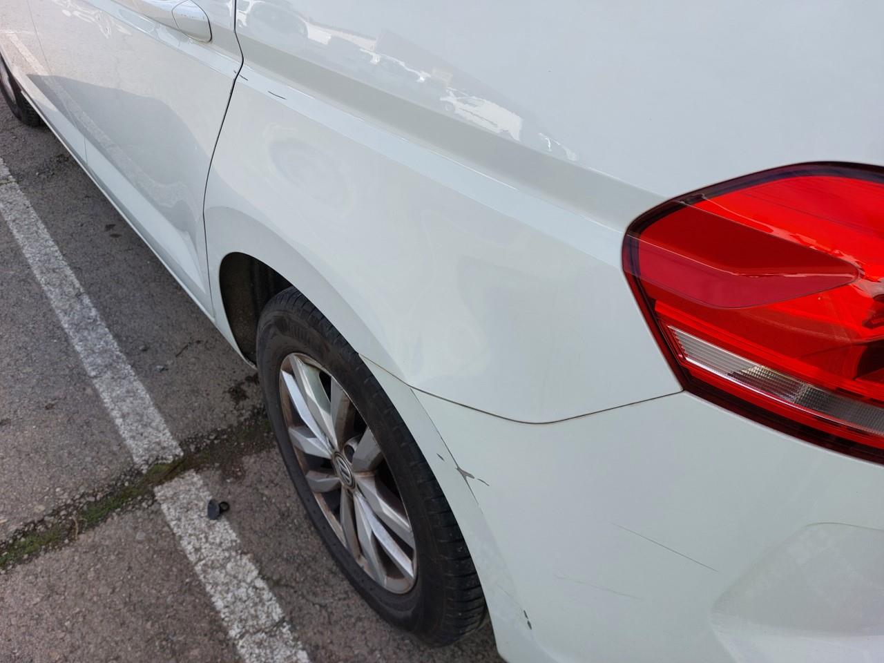 Daño en Aleta trasera izquierdo Golpe carrocería y  pintura dañada Golpe carrocería y  pintura dañada