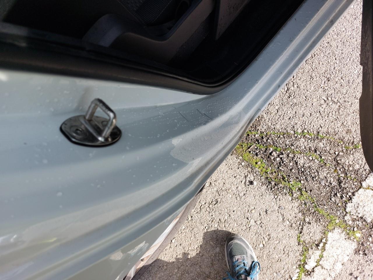 Daño en alto de puerta Golpe carrocería y  pintura dañada Golpe carrocería y  pintura dañada