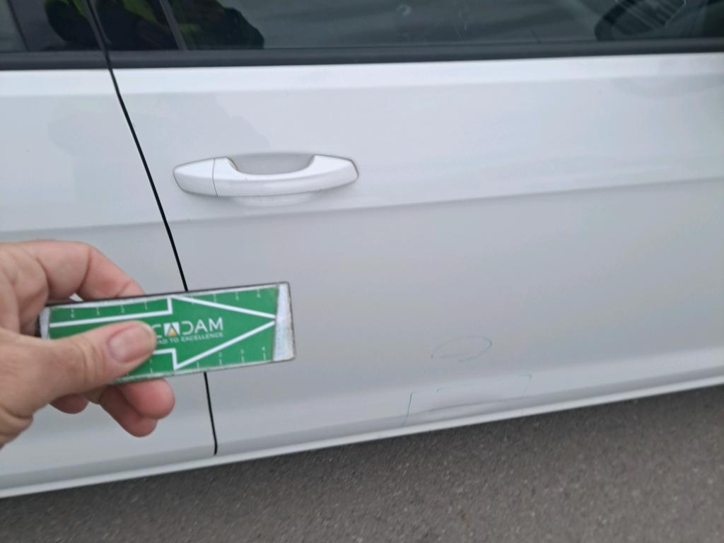Daño en Puerta delantera derecha hundido hundido