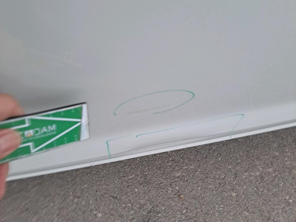 Daño en Puerta delantera derecha hundido hundido