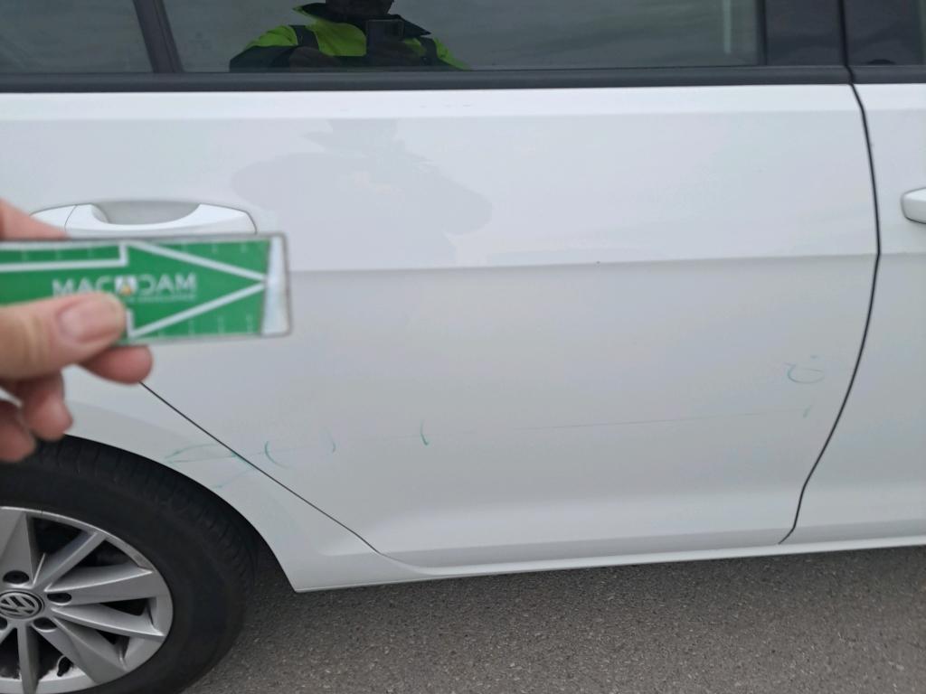 Daño en Puerta trasera derecha Arañazo ligero Arañazo ligero