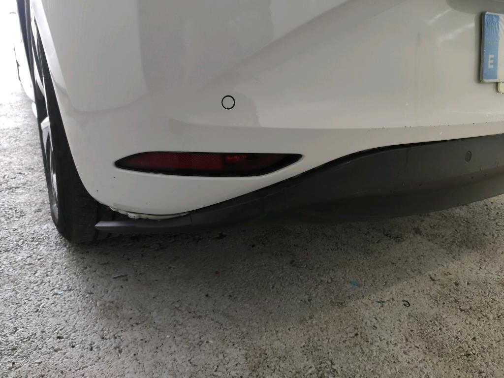 Daño en Parachoque trasero Roto Roto
