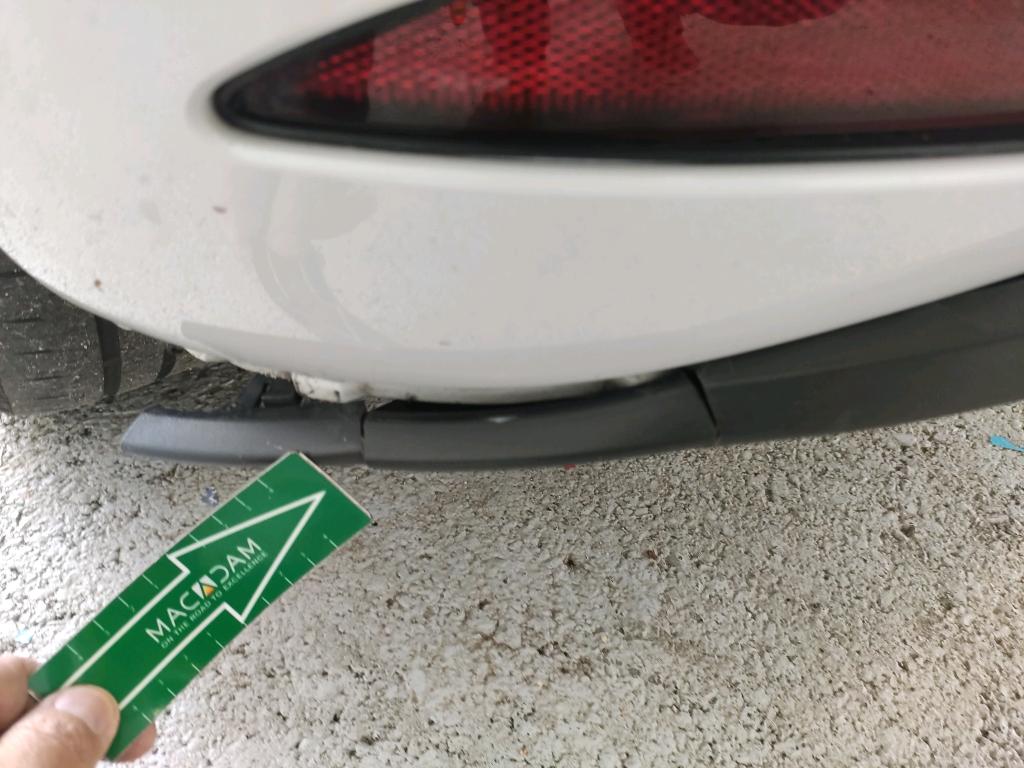 Daño en Parachoque trasero Roto Roto