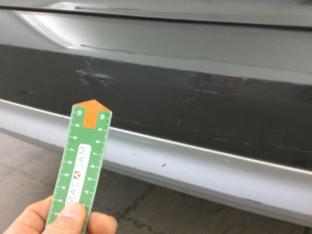 Daño en moldura parachoque Del Arañazo ligero Arañazo ligero