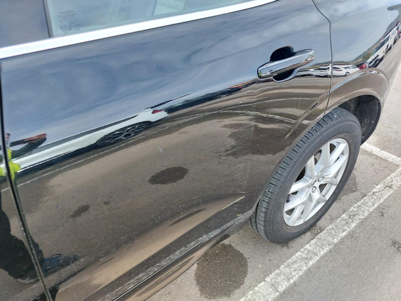 Daño en Puerta trasera izquierda Golpe carrocería y  pintura dañada Golpe carrocería y  pintura dañada