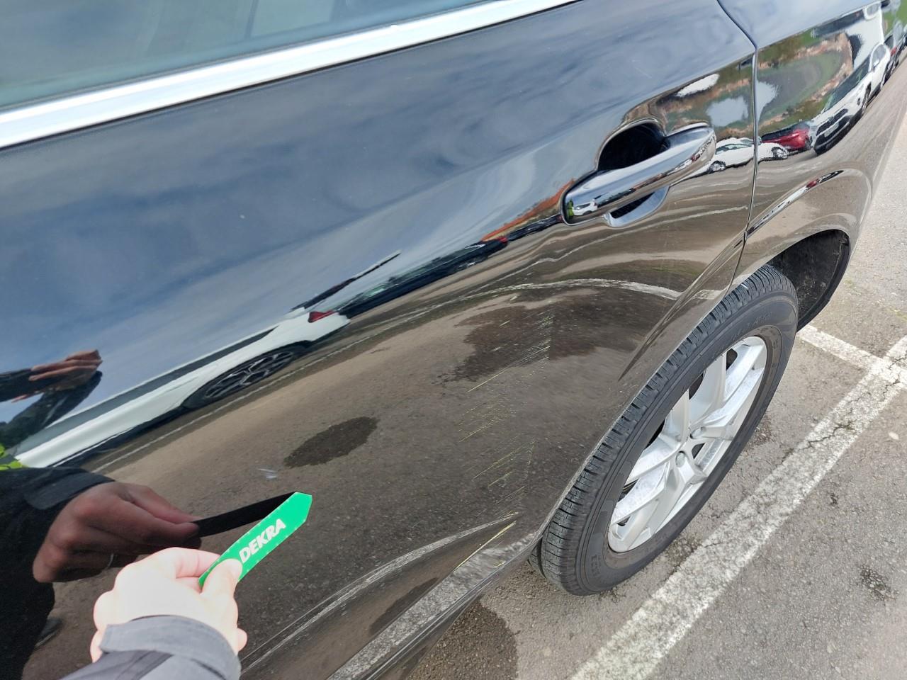 Daño en Puerta trasera izquierda Golpe carrocería y  pintura dañada Golpe carrocería y  pintura dañada