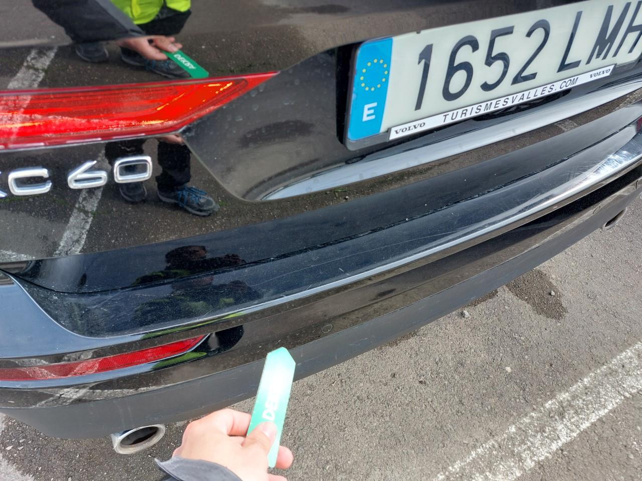 Daño en Parachoque trasero Arañazo profundo Arañazo profundo