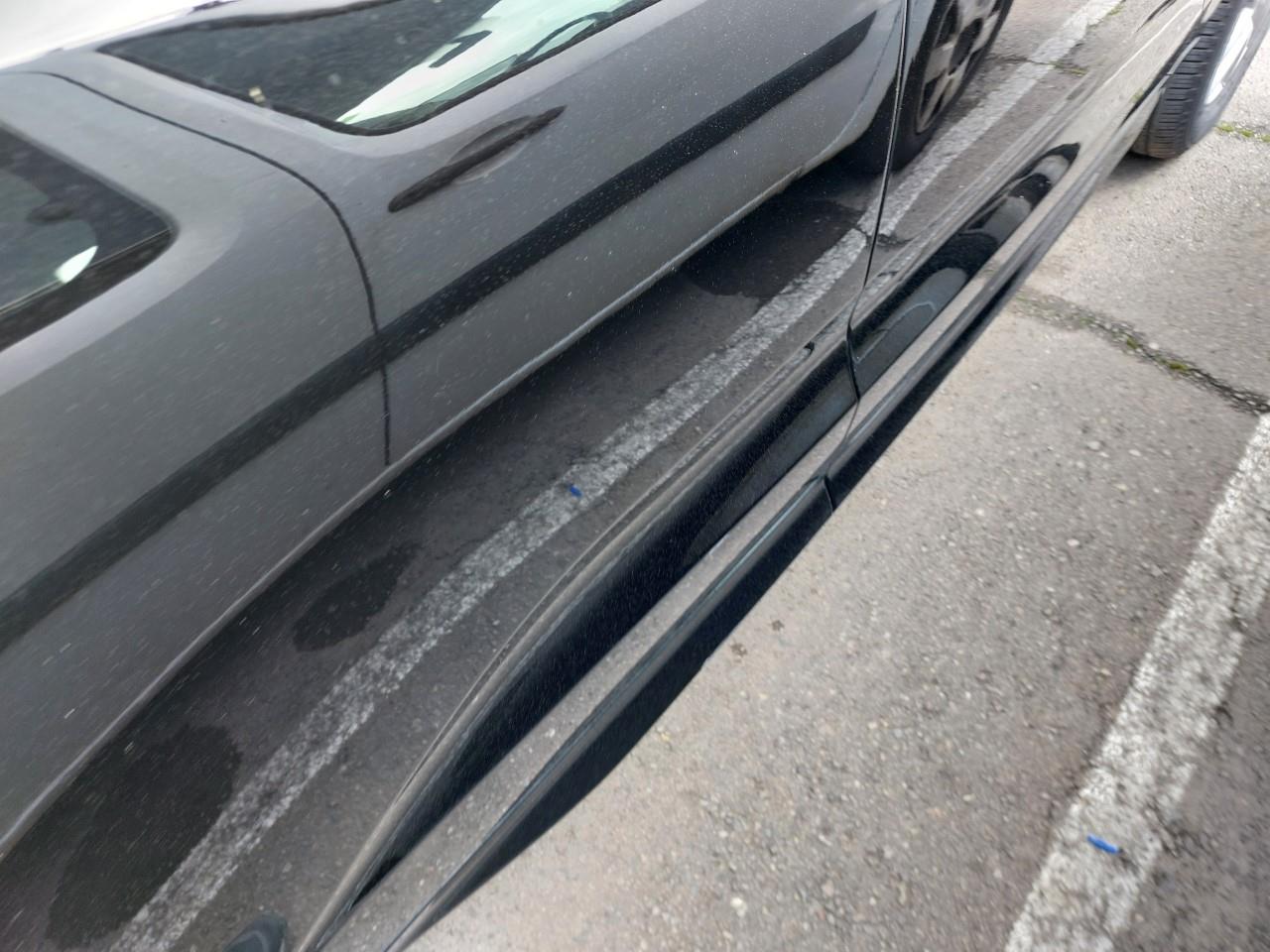 Daño en Puerta trasera derecha Arañazo profundo Arañazo profundo