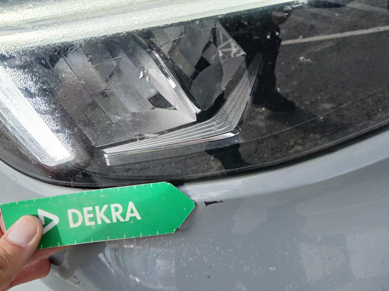 Daño en parachoque delantero Arañazo profundo Arañazo profundo