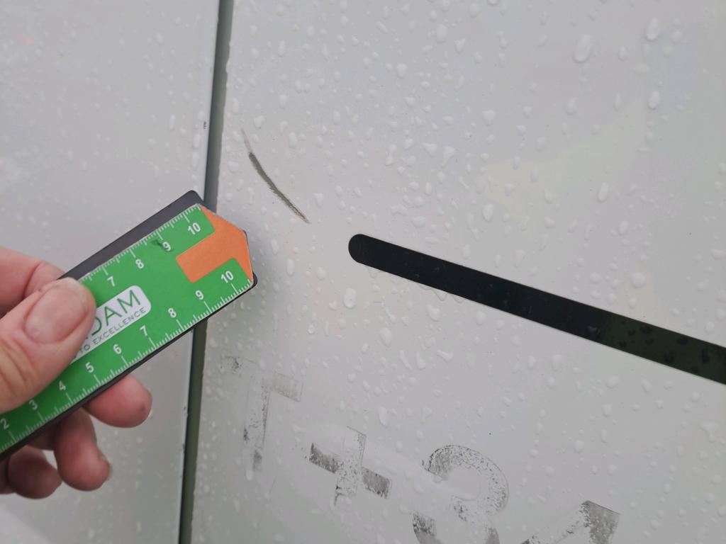 Daño en Puerta Tr Arañazo ligero Arañazo ligero