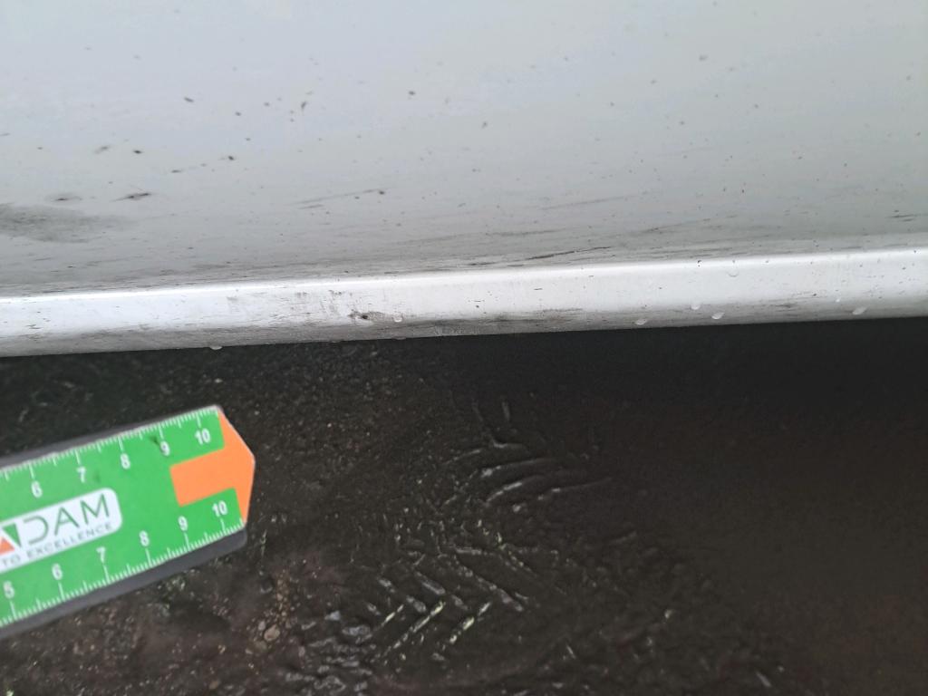 Daño en Bajos izquierdos Arañazo ligero Arañazo ligero