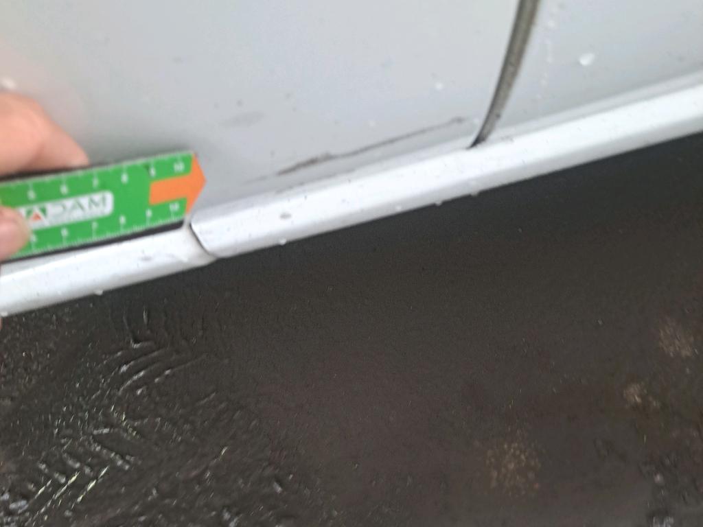 Daño en Puerta delantera izquierda Arañazo ligero Arañazo ligero