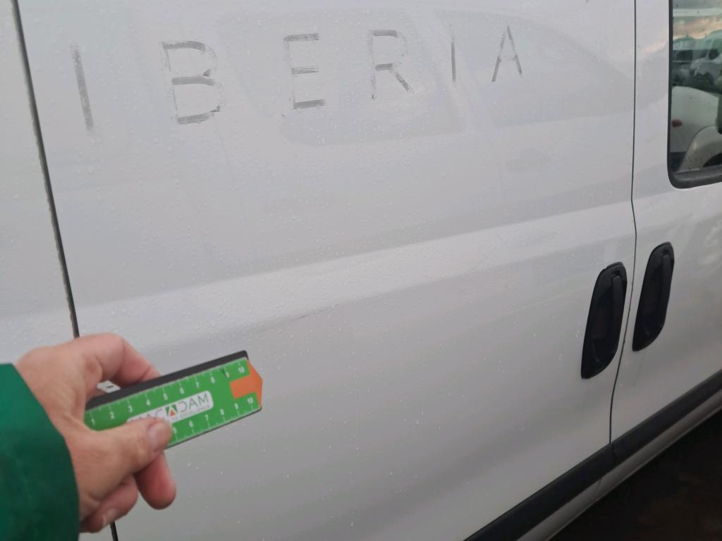Daño en Puerta lateral derecha Arañazo ligero Arañazo ligero