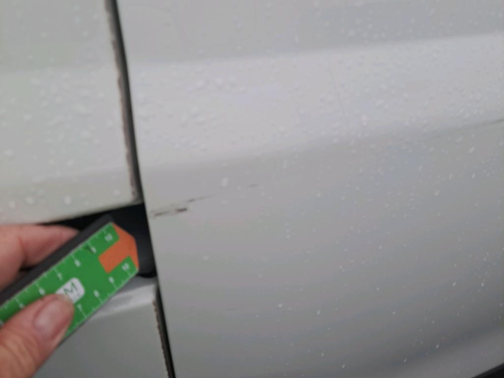 Daño en Puerta lateral derecha Arañazo ligero Arañazo ligero