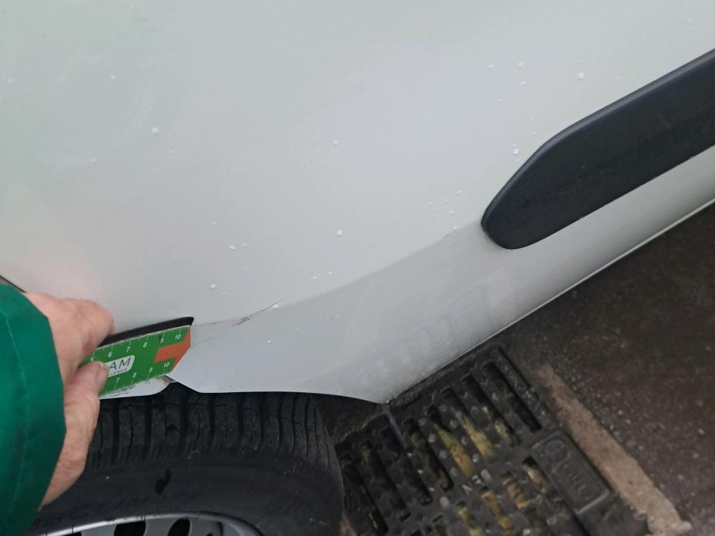 Daño en Puerta lateral derecha Arañazo ligero Arañazo ligero