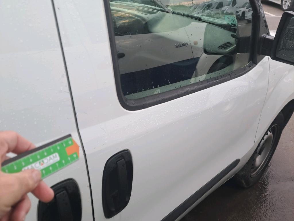 Daño en Puerta delantera derecha Arañazo ligero Arañazo ligero