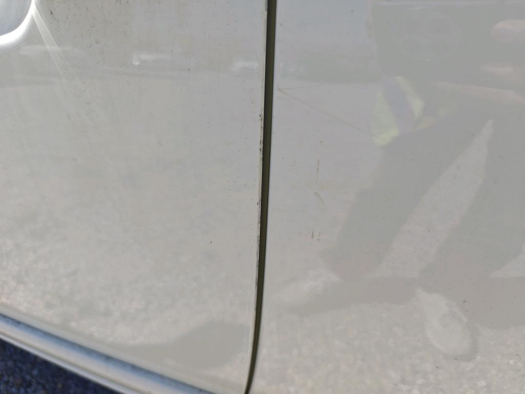 Daño en Puerta delantera izquierda Arañazo ligero Arañazo ligero