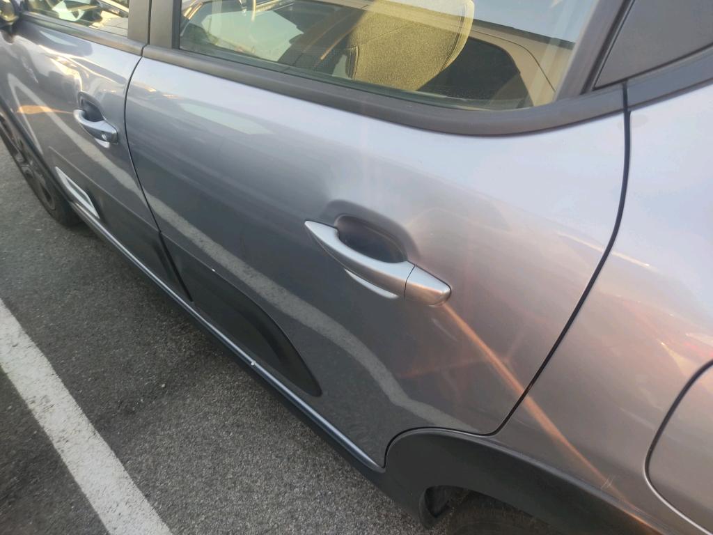 Daño en panel Arañazo ligero Arañazo ligero