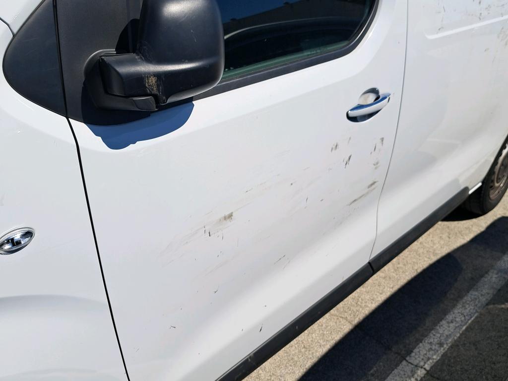 Daño en panel dañado dañado