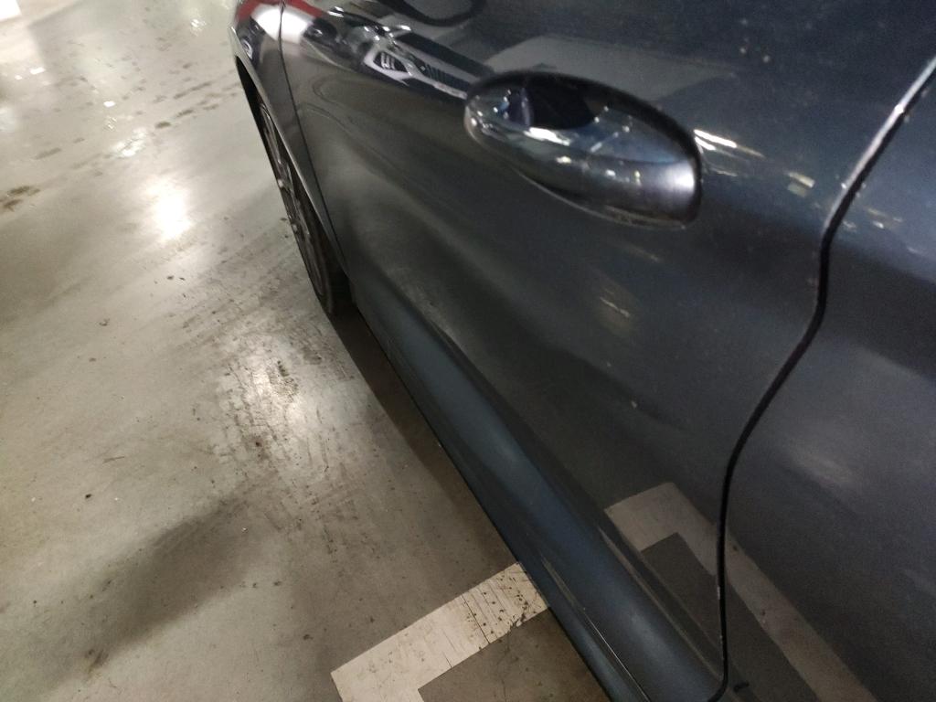 Daño en panel dañado dañado