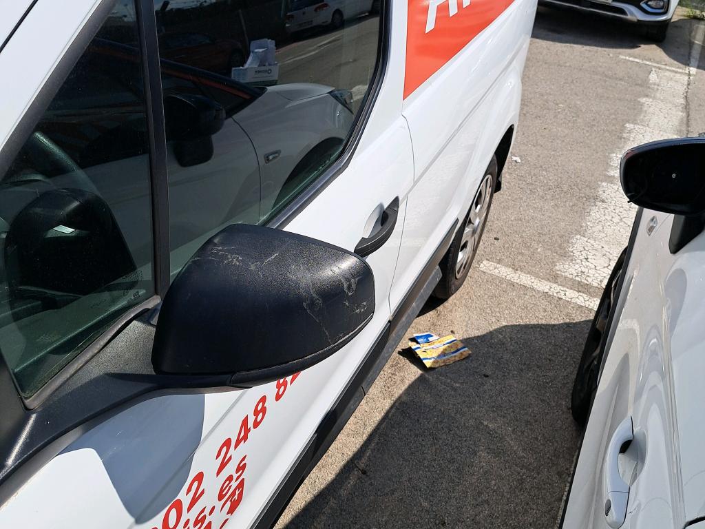 Daño en Carocería huella de pegamento huella de pegamento