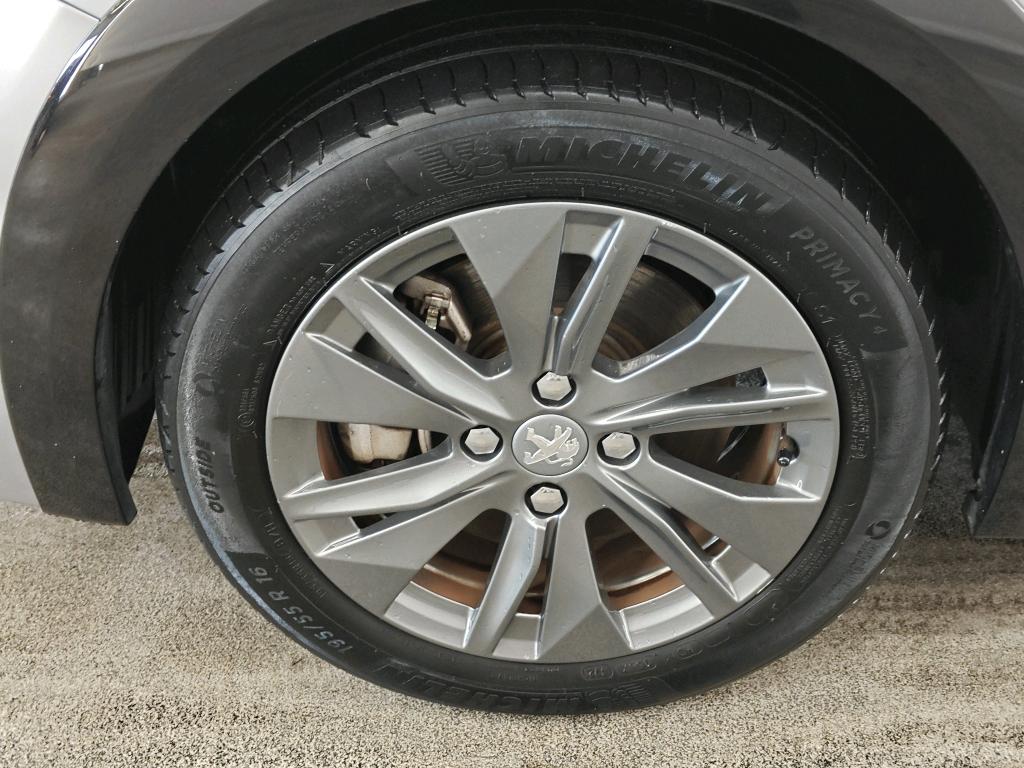Photo 30 of Peugeot E-208
