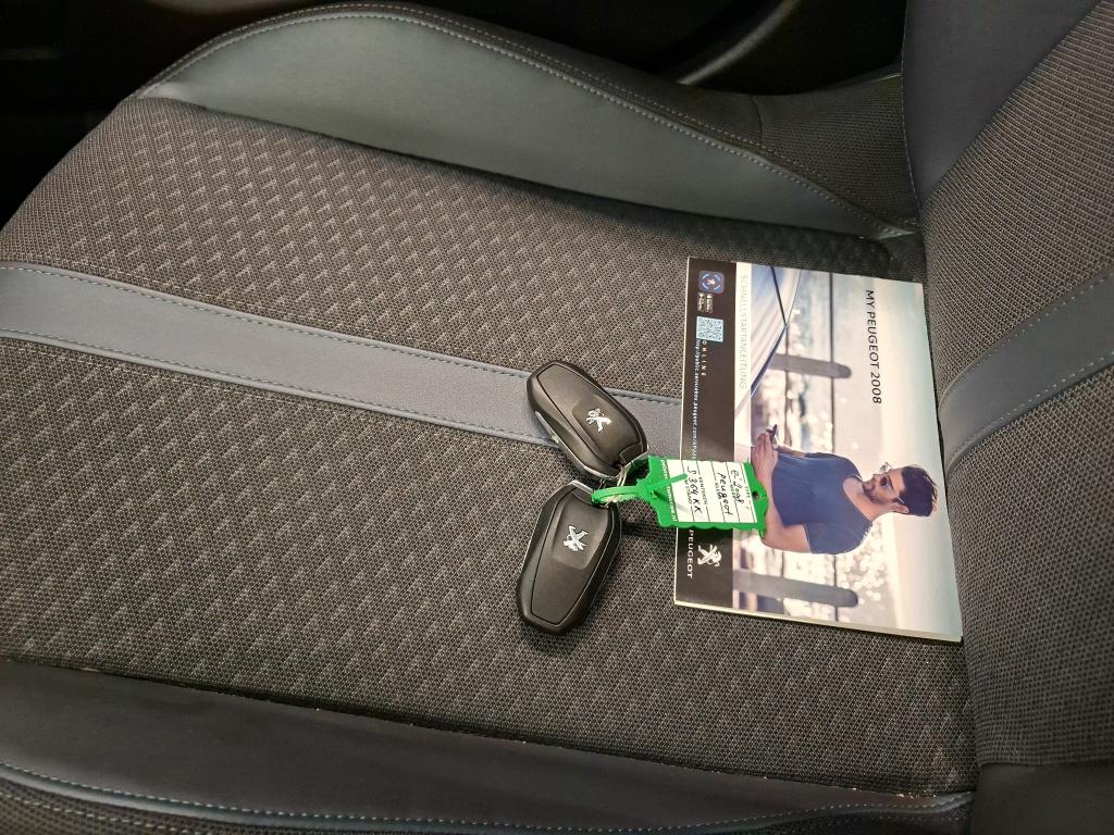 Photo 3 of Peugeot E-2008