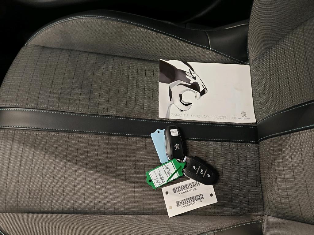 Foto 4 van Peugeot E-2008