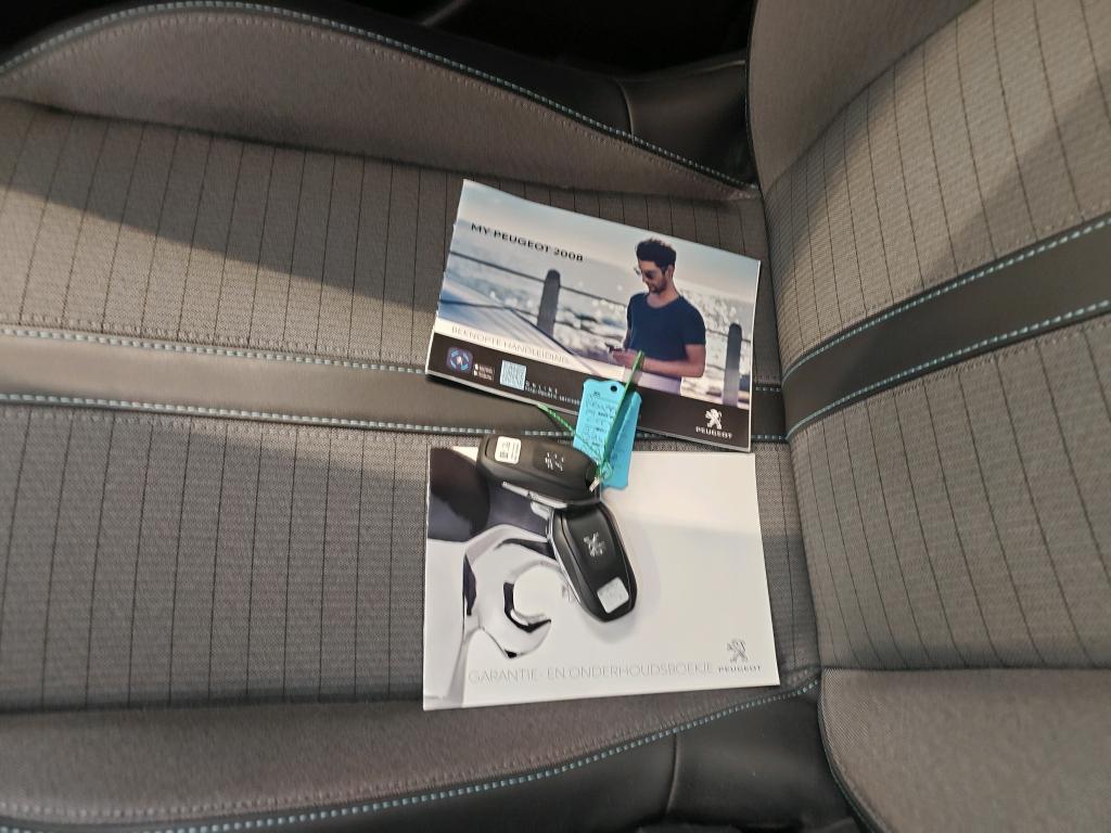 Photo 4 of Peugeot E-2008
