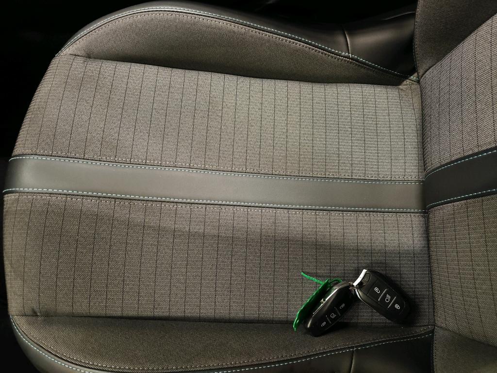 Foto 4 van Peugeot E-2008