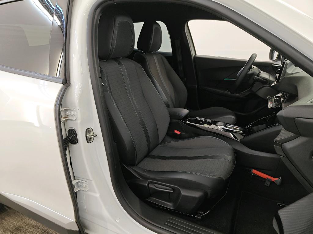Foto 4 van Peugeot E-2008