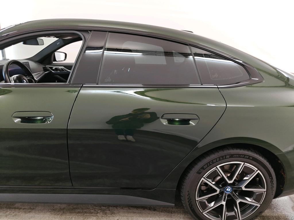 Photo 17 of BMW i4
