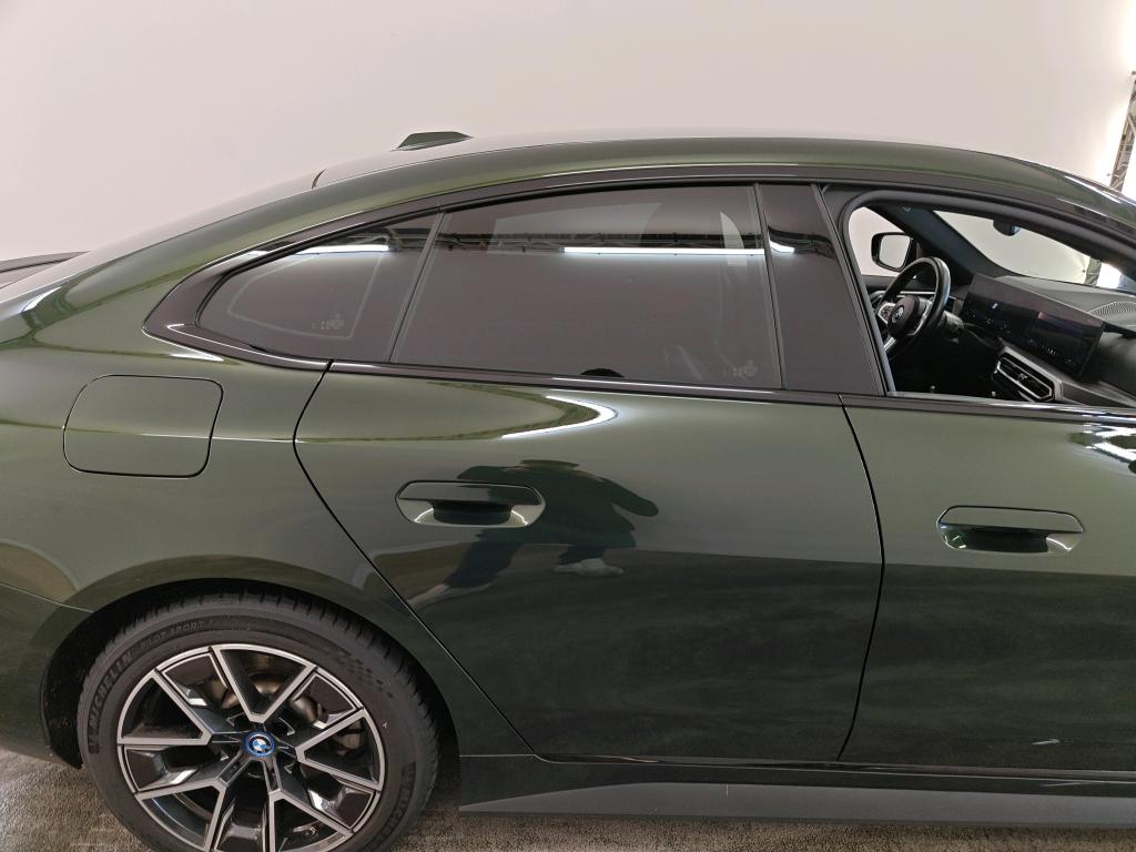 Photo 21 of BMW i4