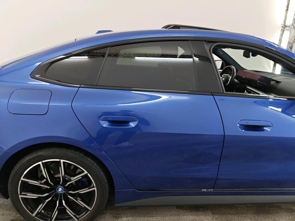 Photo 28 of BMW i4